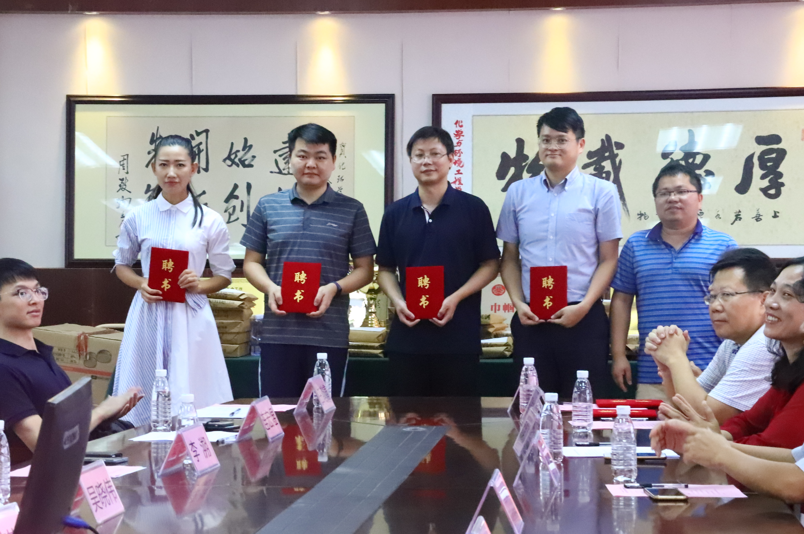 D:\环建学工2019.6\【宣传工作】\【新闻稿】\1 爱爱视频动态
\环建学院与鹏万里—研途考研东莞分校签署战略合作协议并举行考研导师聘任仪式\4 导师聘任2.jpg