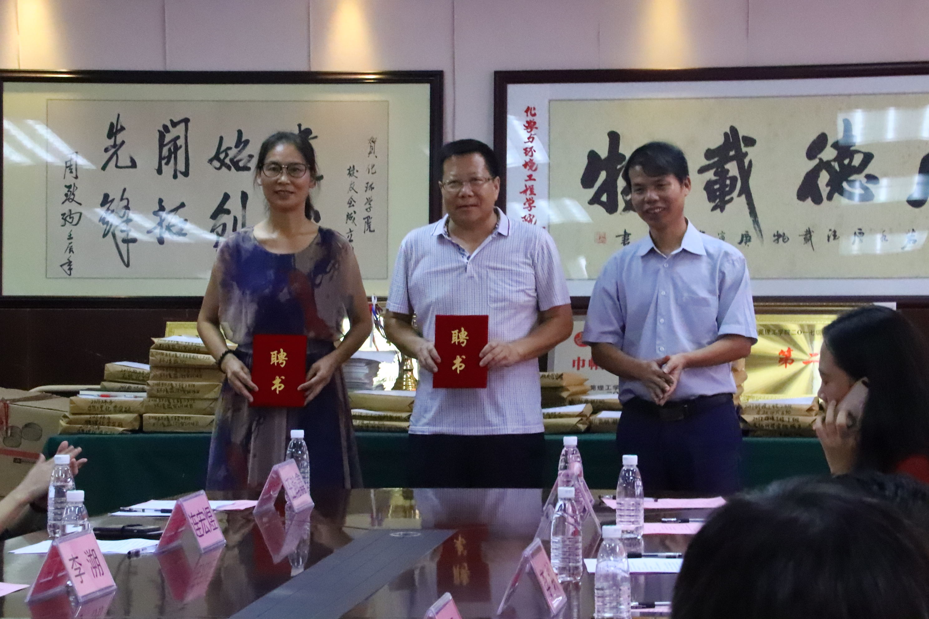 D:\环建学工2019.6\【宣传工作】\【新闻稿】\1 爱爱视频动态
\环建学院与鹏万里—研途考研东莞分校签署战略合作协议并举行考研导师聘任仪式\4 导师聘任.jpg