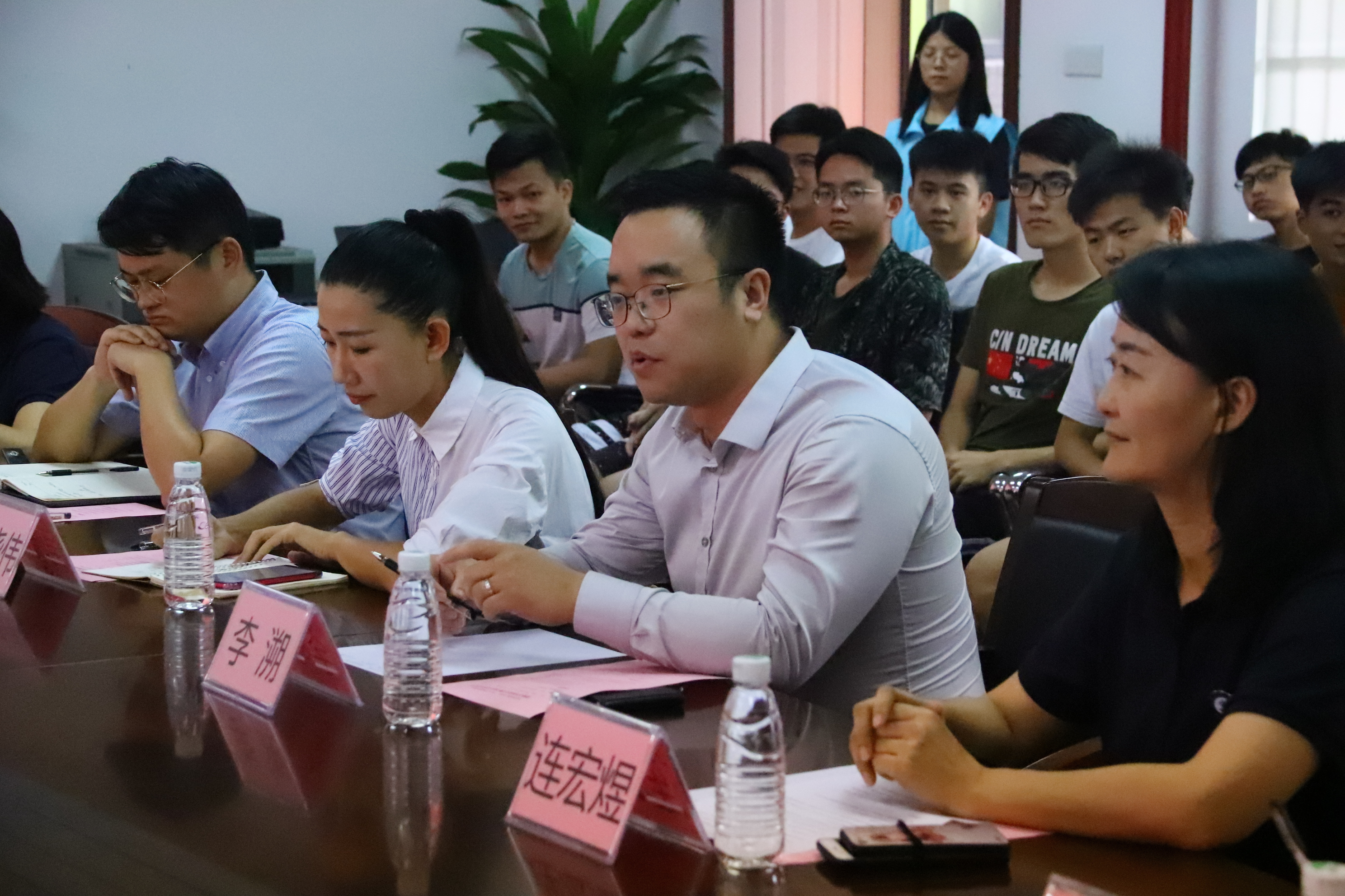 D:\环建学工2019.6\【宣传工作】\【新闻稿】\1 爱爱视频动态
\环建学院与鹏万里—研途考研东莞分校签署战略合作协议并举行考研导师聘任仪式\2 鹏万里—研途考研东莞分校负责人讲话.jpg